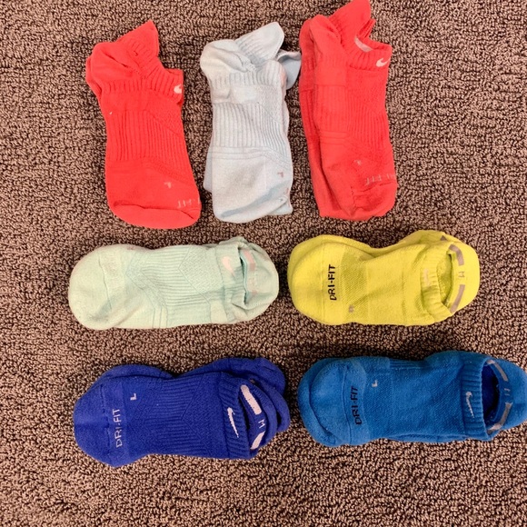 nike socks with r and l on them